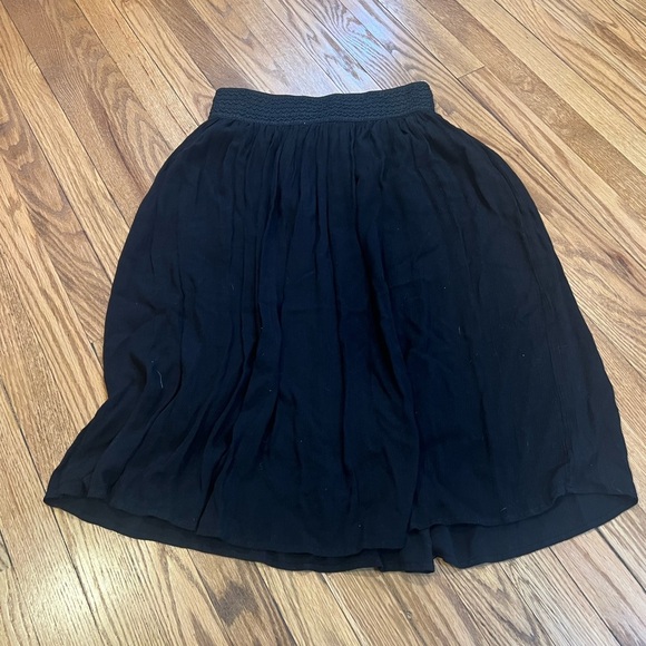 Black Pleated A-Line Midi Skirt - Picture 4 of 4